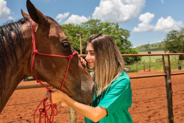 Veterinaire vrouw en paard