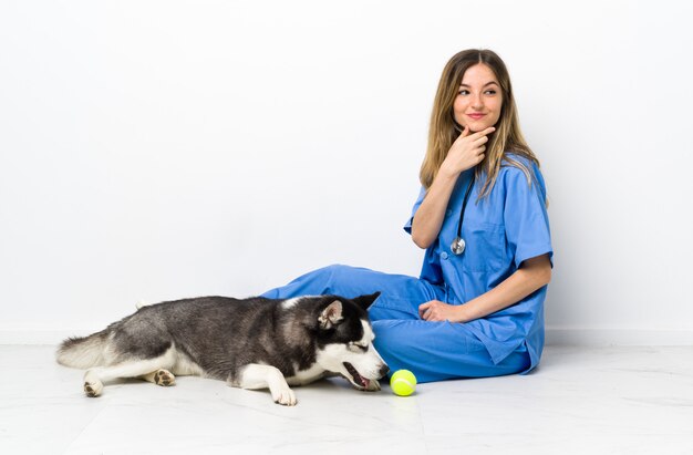Ветеринарный врач ветеринарной клиники с собакой Сибирский Хаски