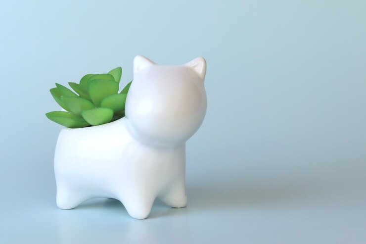 Vetplanten in een witte vaas in de vorm van een dierenclose-up