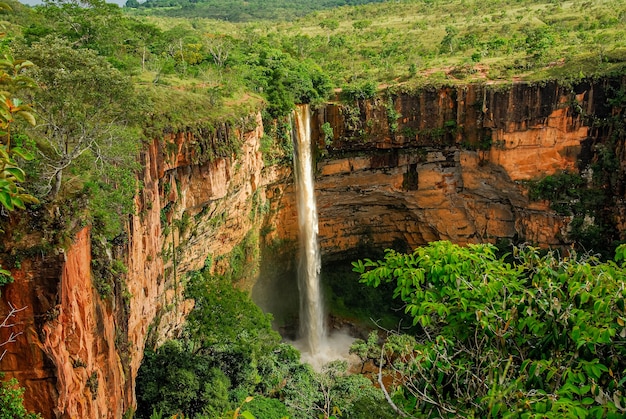 Photo veu de noiva waterfal in the chapada dos guimaraes near cuiaba state of mato grosso brazil