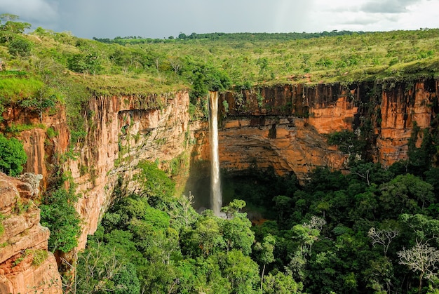 Veu de Noiva-waterval in de Chapada dos Guimaraes bij Cuiaba, de staat Mato Grosso, Brazilië