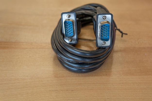 VGA-kabel op bureau met verbindingspinnen