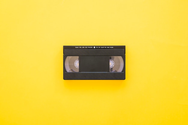 Foto vhs op gele achtergrond