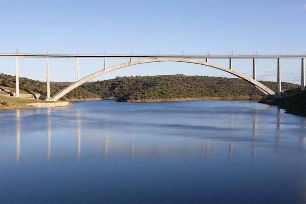 Photo viaduct or bridge of the ave high-speed train over the almonte river in caceres, extremadura