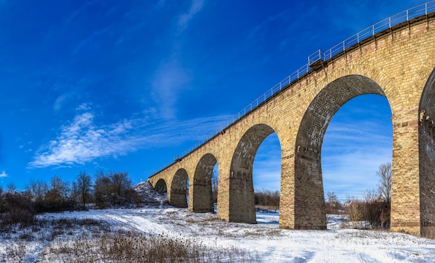 Viaduct in Plebanivka dorp, district Terebovlyanskiy van Oekraïne, op een zonnige winterdag