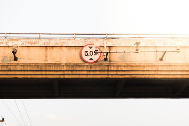 Viaduct met een bord dat een hoogtelimiet van 5 meter aangeeft