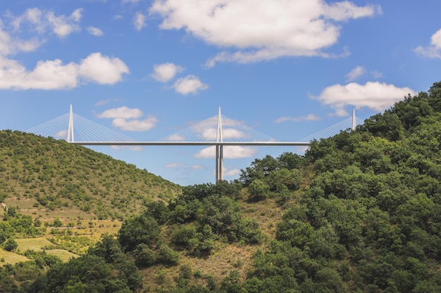 Viaduct van Millau naar de omliggende natuur van de Tarn-vallei Millau Aveyron Occitanië Frankrijk