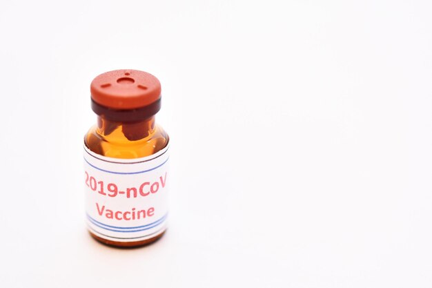 Фото Флакон вакцины от вируса covid19 для инъекций, защищающий от нового коронавируса 2019 года, найден в ухане, китай