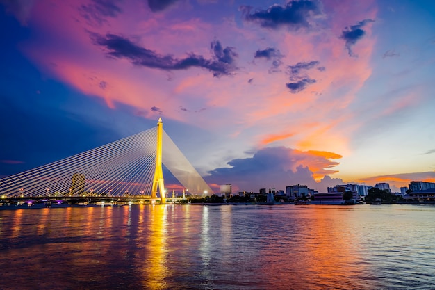 タイのバンコクで有名なランドマーク、ラマ8橋の活気と飽和した夕暮れ
