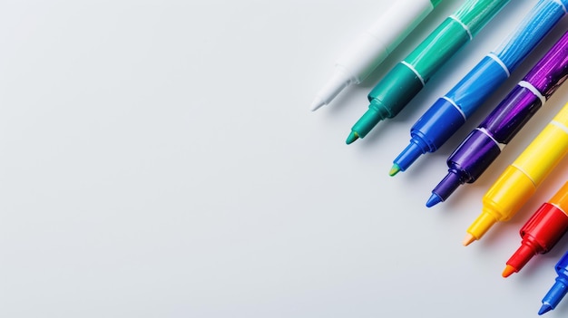 색 표면 에 놓인 화려 한 마커 펜 배열