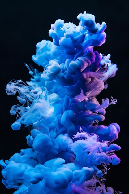水中の鮮やかな青と紫のインクの雲