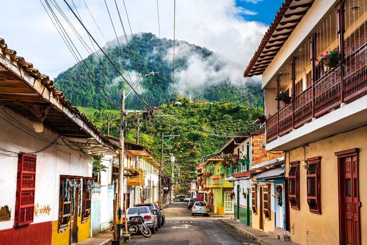 Photo vibrant colonial architecture in the historic old town of jardin antioquia colombia