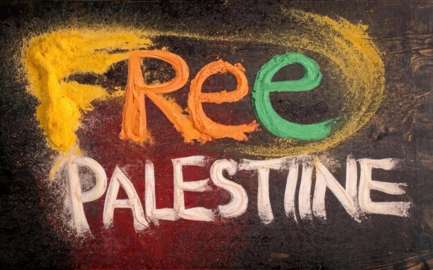 Photo vibrant flour art with free palestine message on dark backdrop