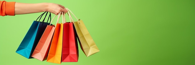 色とりどりのショッピングバッグを握っている女性の手を撮影する活発な写真