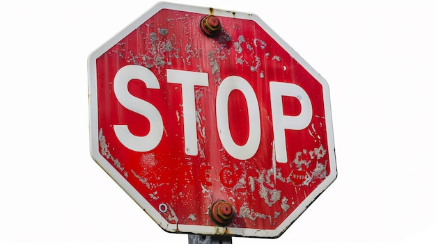Фото Яркий красный знак остановки, смелый и ясный на белом фоне