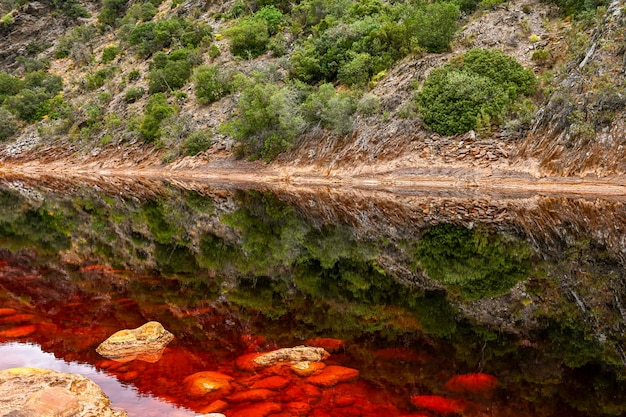 Foto il vibrante fiume rio tinto con acque rosse ricche di ferro