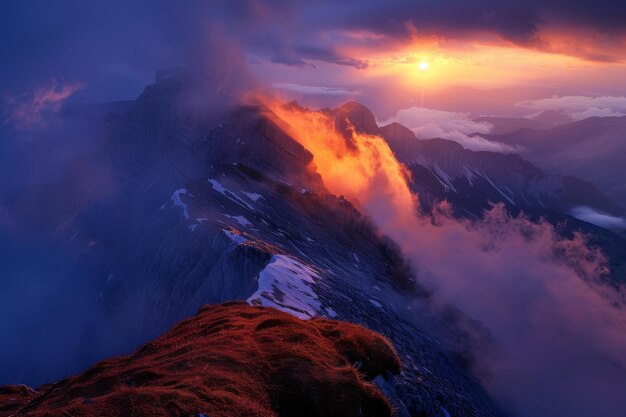 Фото Яркий восход солнца над горными хребтами