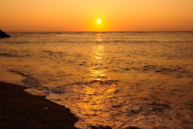 Яркий закат с морем в золотом цвете на острове Ириомотэ