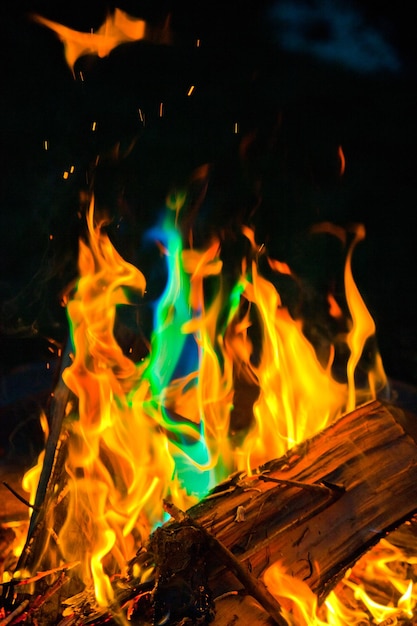 Foto vibrerend spectrum van vlammen in houtvuur's nachts met blauwgroene vlammen