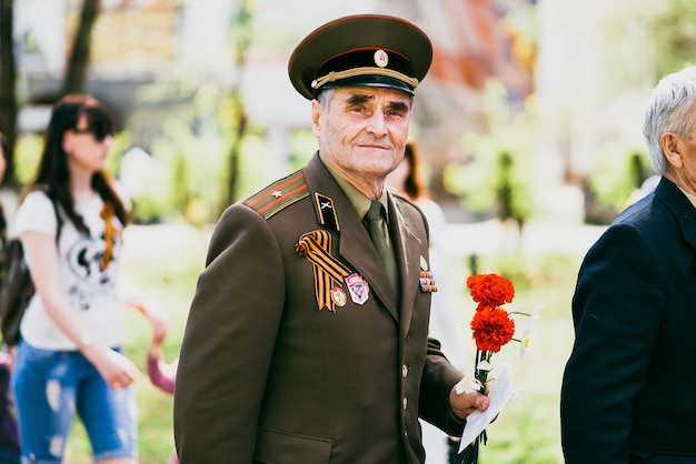 Photo vichuga, russia - may 9, 2016: a veteran of world war ii on the victory day parade in russia. the march of the immortal regiment