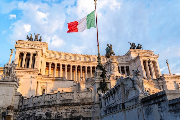 Victor Emmanuel II-monument in Rome bij zonsondergang Italië