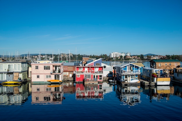 Виктория, Британская Колумбия, Канада. Рыбацкая пристань. Разноцветные плавучие дома.