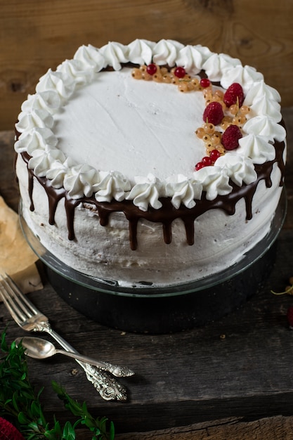 Victoria-cake met aardbeien, Amerikaanse veenbessen en munt. Dessert voor Kerstmis. Valentine&#39;s