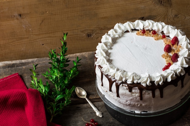 Victoria-cake met aardbeien, Amerikaanse veenbessen en munt op de lijst. Toetje. Engelse keuken