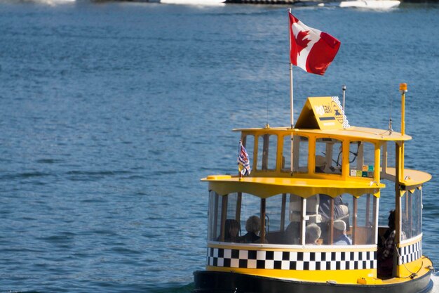 VICTORIA CANADA 26 SEPTEMBER 2018 Een gele watertaxi-boot in de haven van Victoria