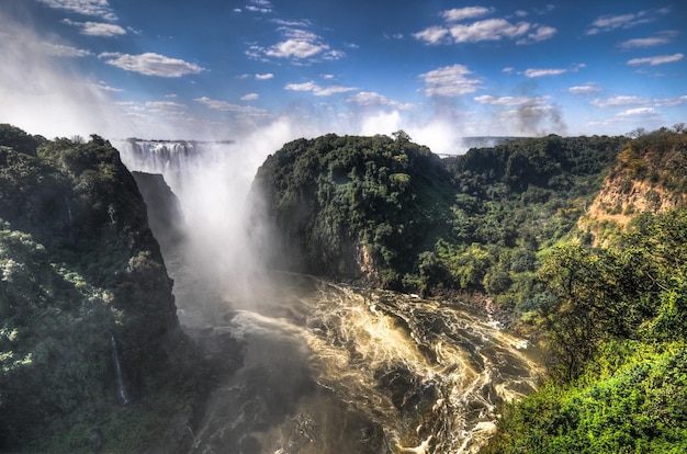 Foto victoria falls gelegen aan de rivier de zambezi aan de grens tussen zambia en zimbabwe