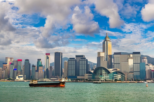 Victoria Harbor in Hong Kong op zomeravond