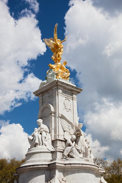 Photo victoria memorial next to buckingham palace london the uk