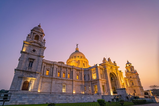 빅토리아 기념관(Victoria Memorial)은 인도 콜카타(Kolkata West Bengal)에 위치한 기념물이자 박물관입니다.