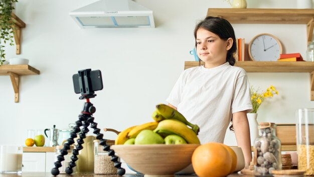 Una ragazza video blogger registra contenuti video per un blog culinario.