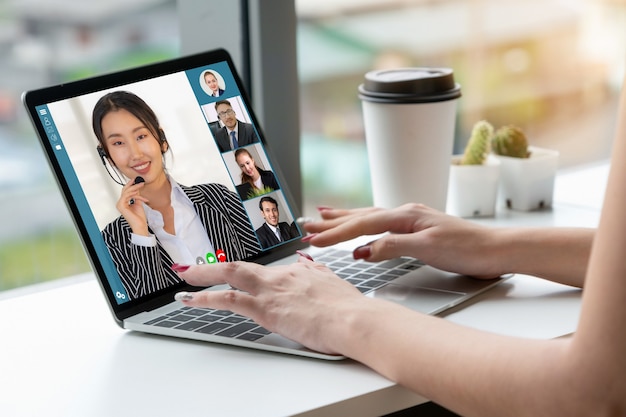 Foto videochiamate uomini d'affari che si incontrano sul posto di lavoro virtuale o in un ufficio remoto