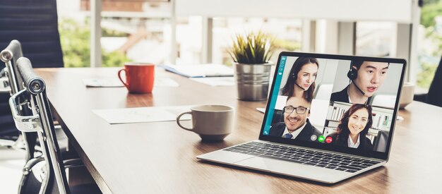 Foto videochiamate uomini d'affari che si incontrano sul posto di lavoro virtuale o in un ufficio remoto