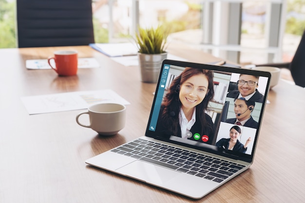 Gente di affari di videochiamata che si incontra sul posto di lavoro virtuale o sull'ufficio remoto