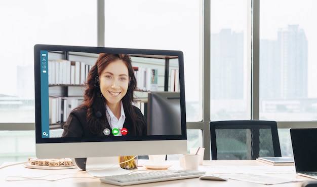 Видеовызов деловых людей, встречающихся на виртуальном рабочем месте или в удаленном офисе