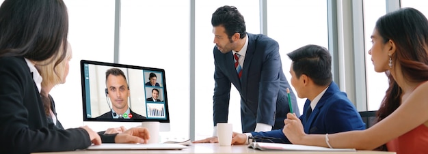 Видеовызов группы деловых людей, встречающихся на виртуальном рабочем месте или в удаленном офисе