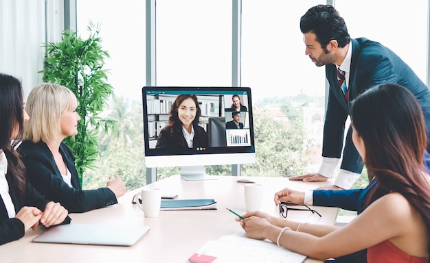 Группа видеозвонков деловых людей, встречающихся на виртуальном рабочем месте или в удаленном офисе