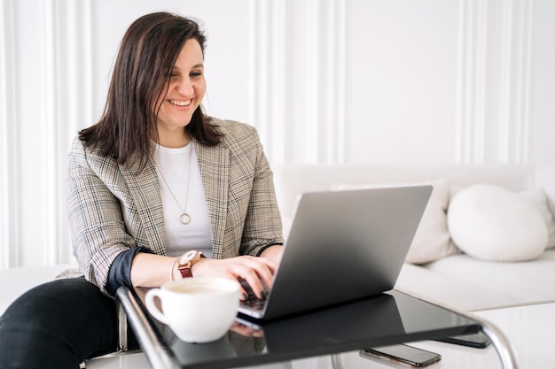 새로운 시작에 대해 논의하는 동료와 화상 통화 온라인 노트북을 사용하여 일하는 자신감 있는 여성