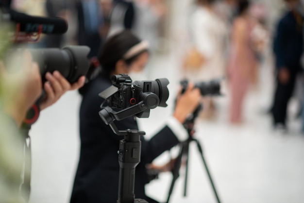 ビデオカメラの映像作家がカメラマンの映画をクローズアップ