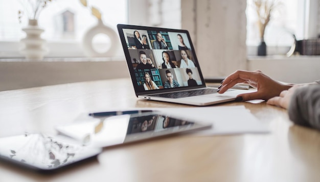 Foto video chat online su un laptop che sta lavorando una donna in ufficio