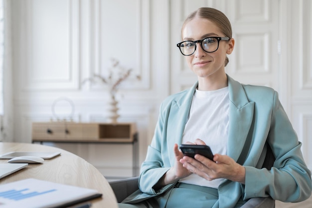 Comunicazione video online freelance femminile rapporto di lavoro finanza in azienda