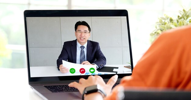 Видеоконференция, работа из дома, бизнесмен делает видеозвонок сотруднику с помощью виртуальной сети