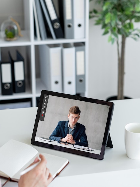タブレットでのビデオ インタビュー Web チャット ビジネス人々