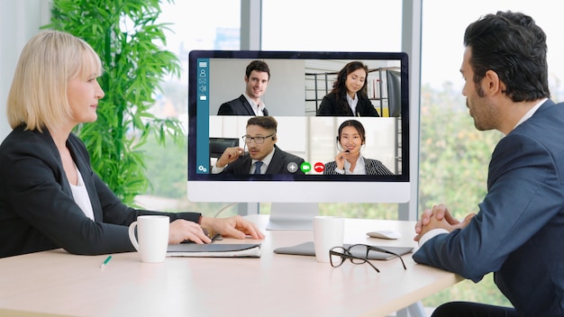 Video-oproep groep mensen uit het bedrijfsleven bijeen op virtuele werkplek of extern kantoor