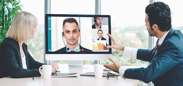 Video-oproep groep mensen uit het bedrijfsleven bijeen op virtuele werkplek of extern kantoor