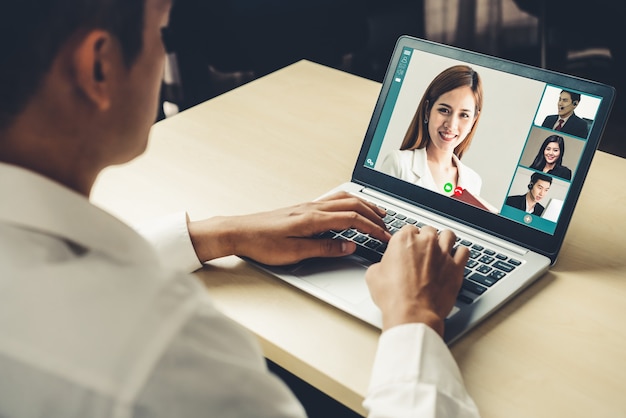 Video-oproep zakenmensen bijeen op virtuele werkplek of extern kantoor