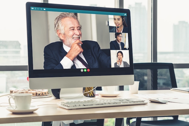 Video-oproep zakenmensen bijeen op virtuele werkplek of extern kantoor